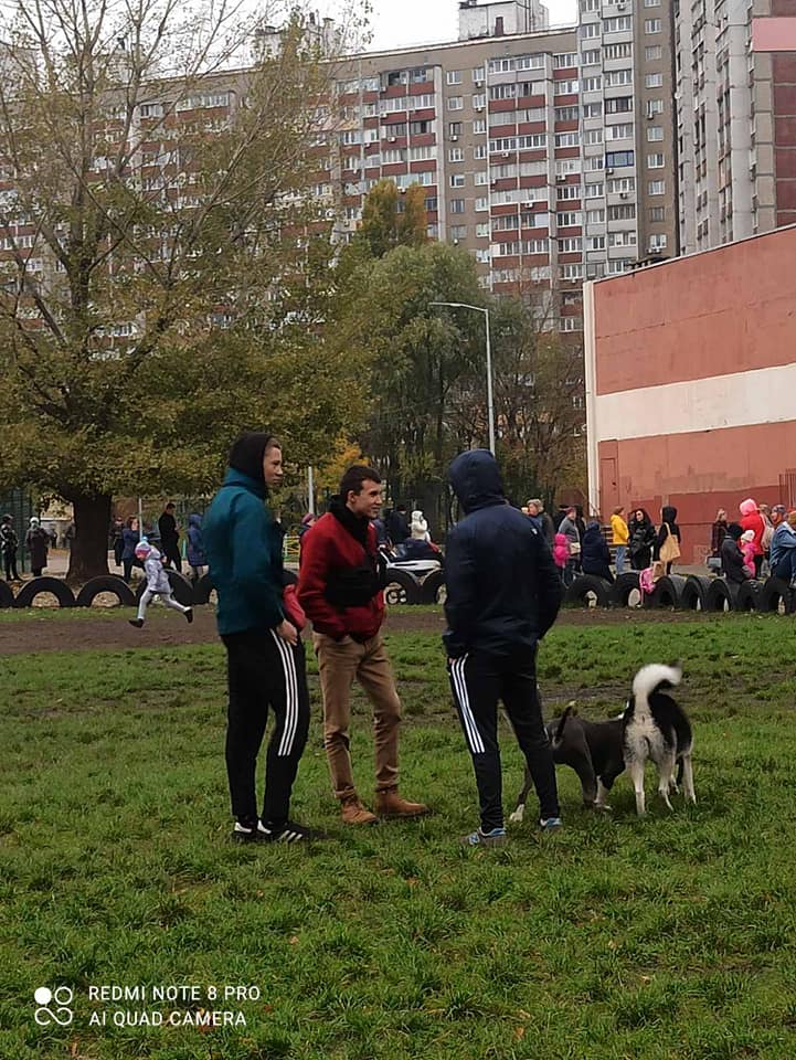 В Киеве заметили &quot;сильно взрослых&quot; детей с пистолетом и боевыми собаками