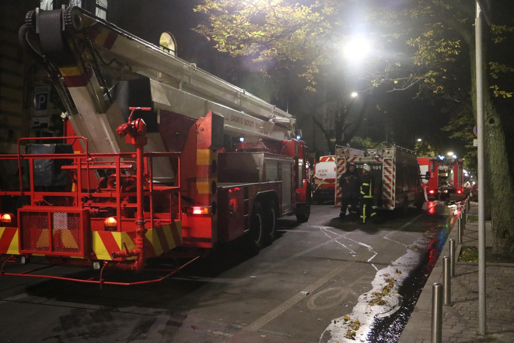 В центре Киева случился пожар в гостинице: люди оказались в ловушке (видео)