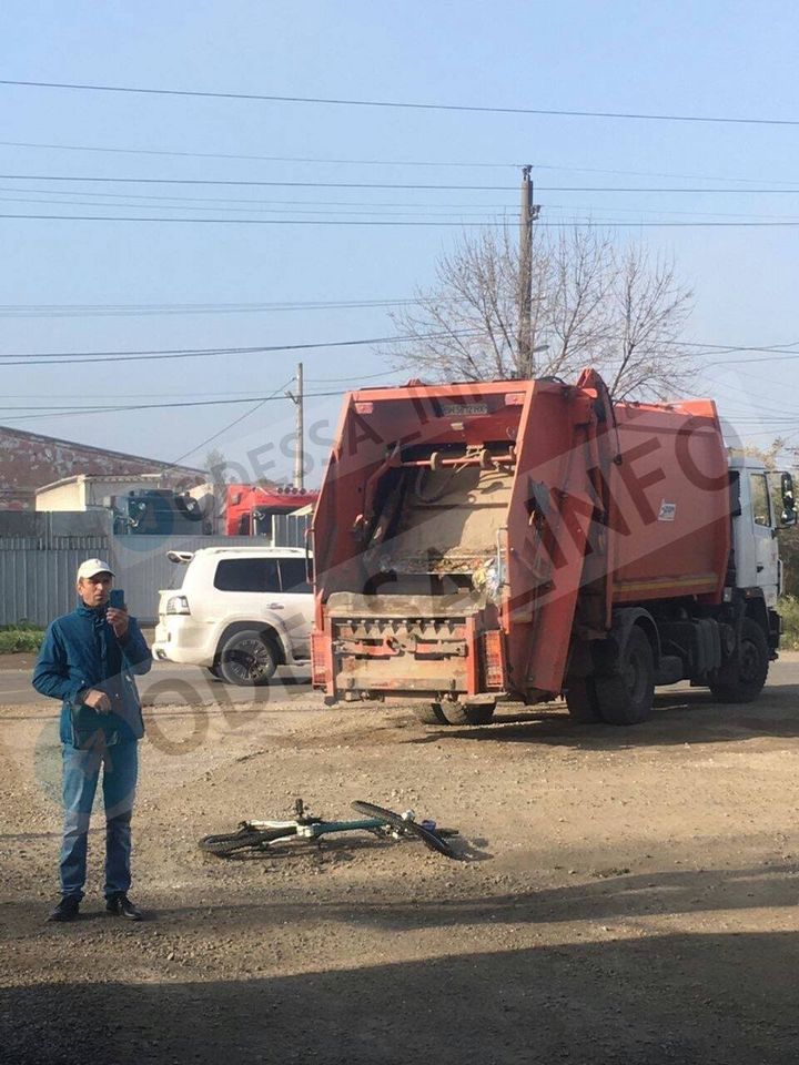 Летел на велосипеде: в Одессе мусоровоз сбил ребенка