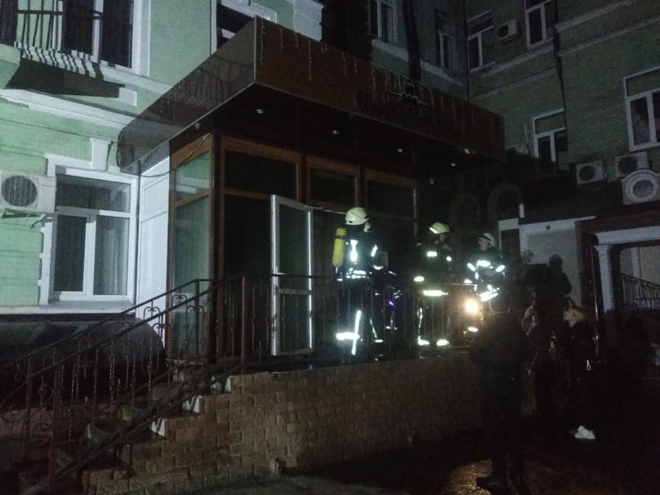 В центре Киева случился пожар в гостинице: люди оказались в ловушке (видео)