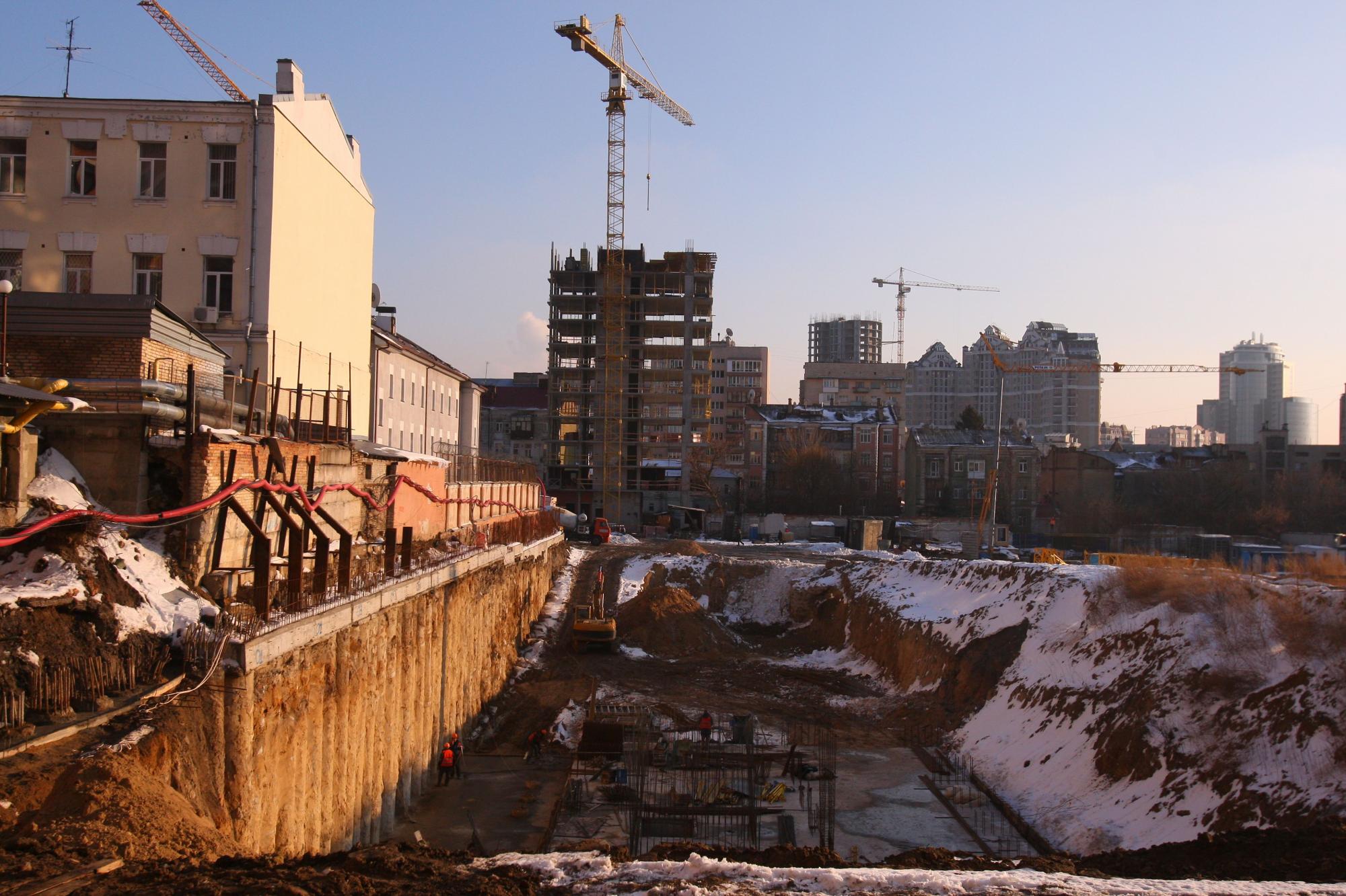 У Києві на місці знесеного Сінного ринку будують багатоповерхівки та продають квартири