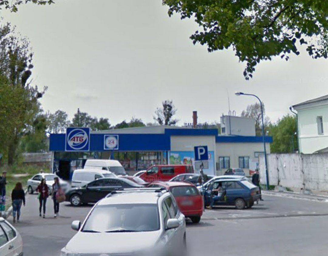 В Житомире возле супермаркета мужчина устроил стрельбу из-за девочки, которая продавала цветы