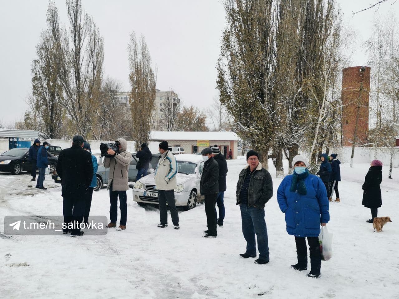 Місто під Харковом замело снігом, а опалення так і не включили: люди перекрили трасу