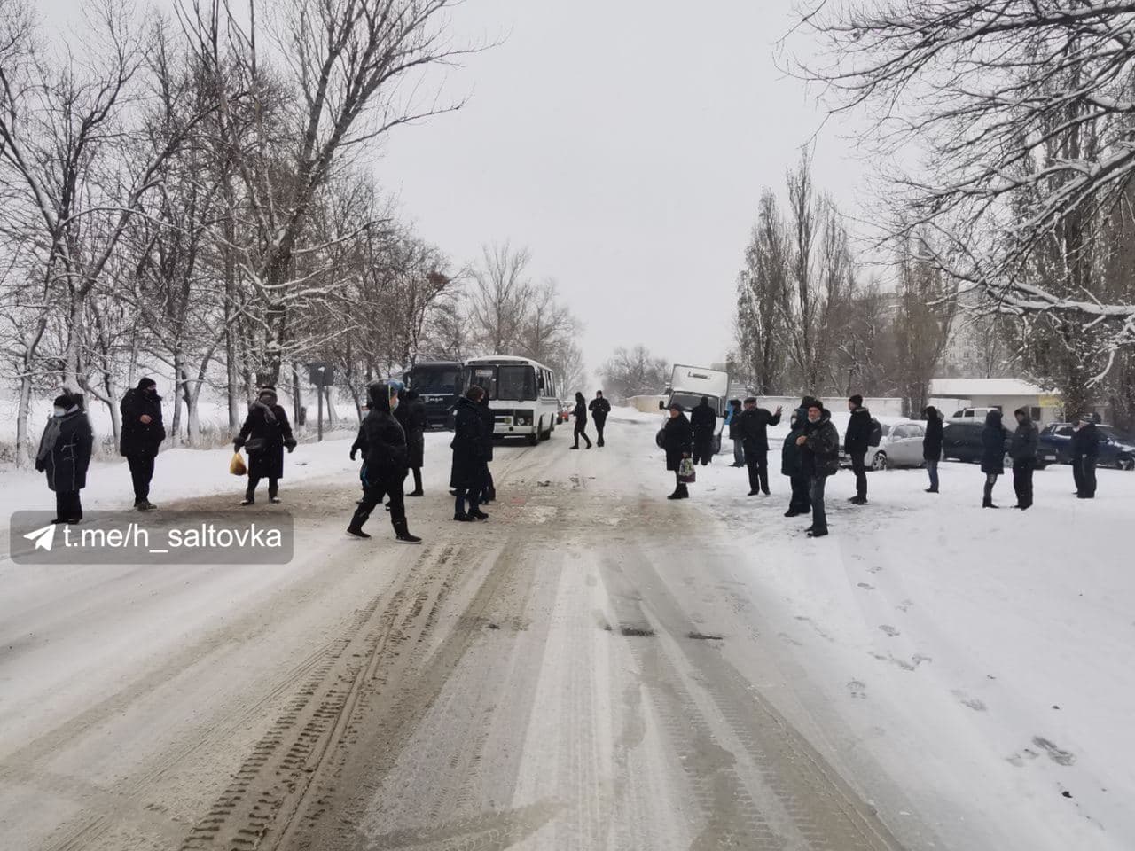 Місто під Харковом замело снігом, а опалення так і не включили: люди перекрили трасу