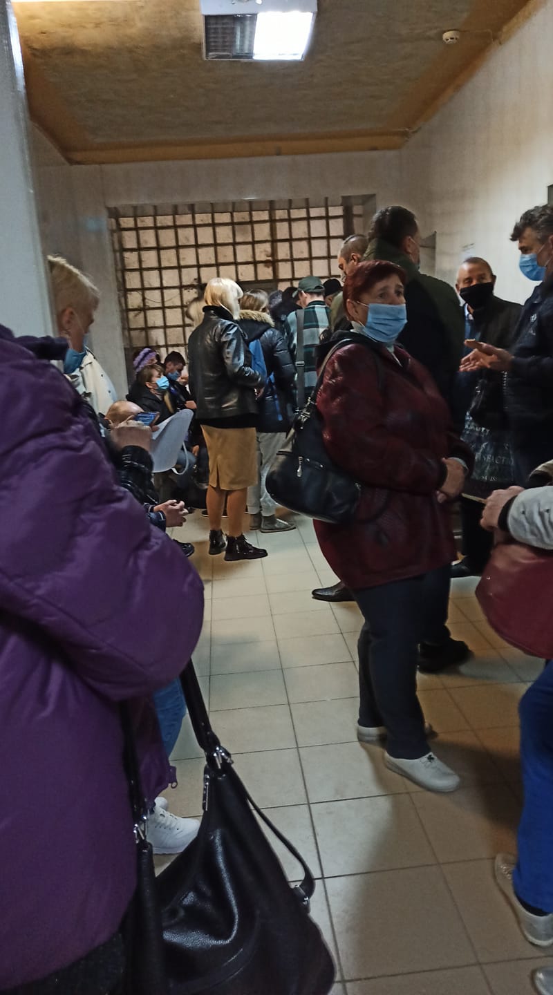 У лікарні Запоріжжя люди годинами стоять в одній черзі на первинний прийом і ПЛР-тест