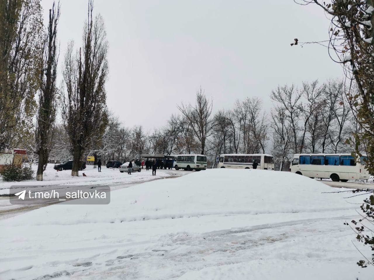 Місто під Харковом замело снігом, а опалення так і не включили: люди перекрили трасу