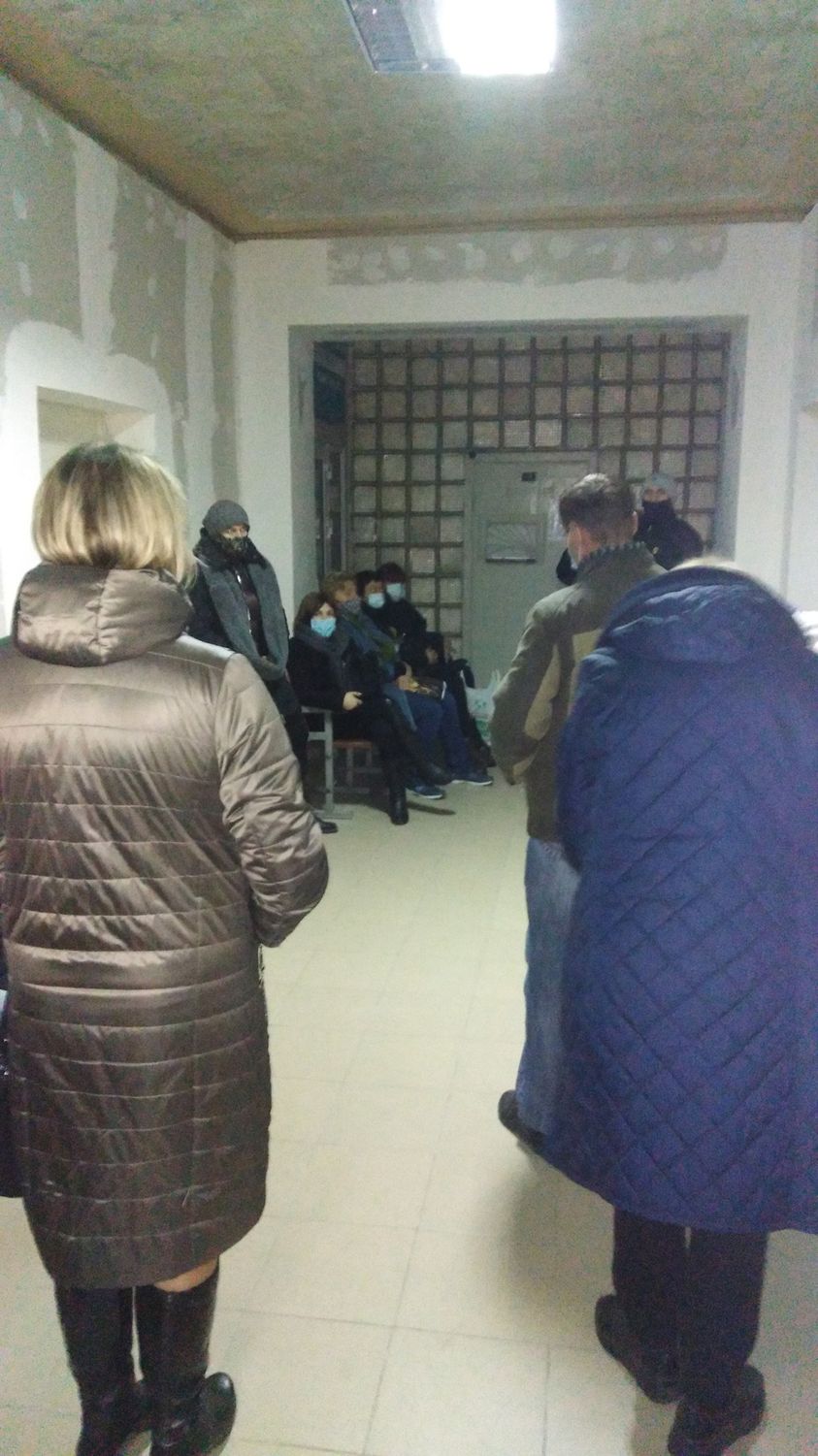У лікарні Запоріжжя люди годинами стоять в одній черзі на первинний прийом і ПЛР-тест