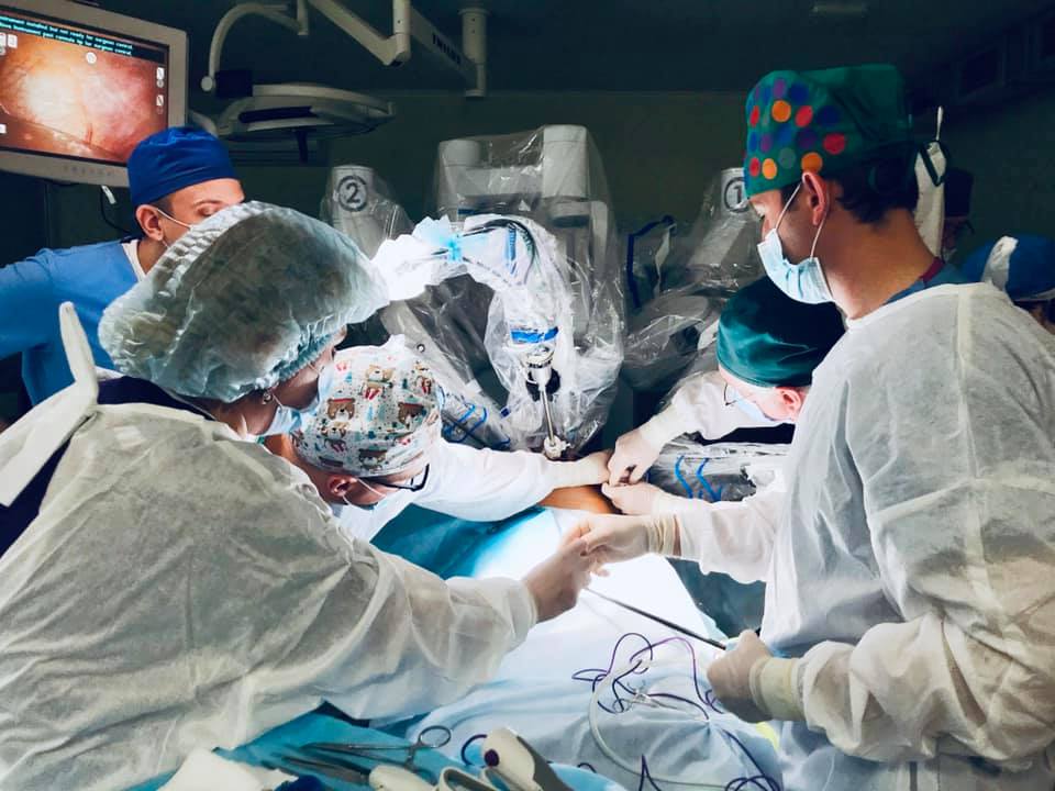 Во Львове провели фантастическую операцию: оперировал робот-хирург Da Vinci