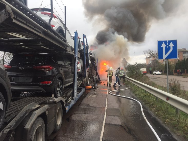 У Рівненській області зіткнулися та загорілися два вантажні автомобілі, є загиблий