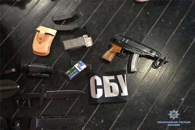 В Киеве разоблачили банду наркоторговцев с арсеналом оружия