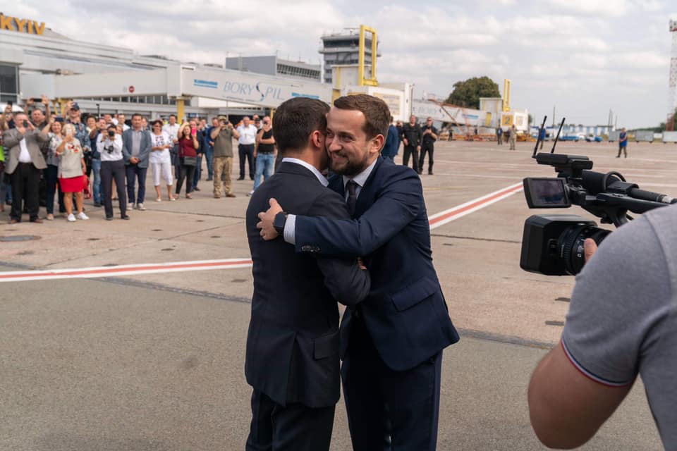 Соратники Зеленського показали, як вивозили полонених з Москви (фото)