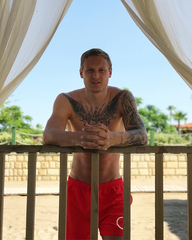 Вигнав дружину і сина з дому: Седокова увела з родини 27-річного спортсмена