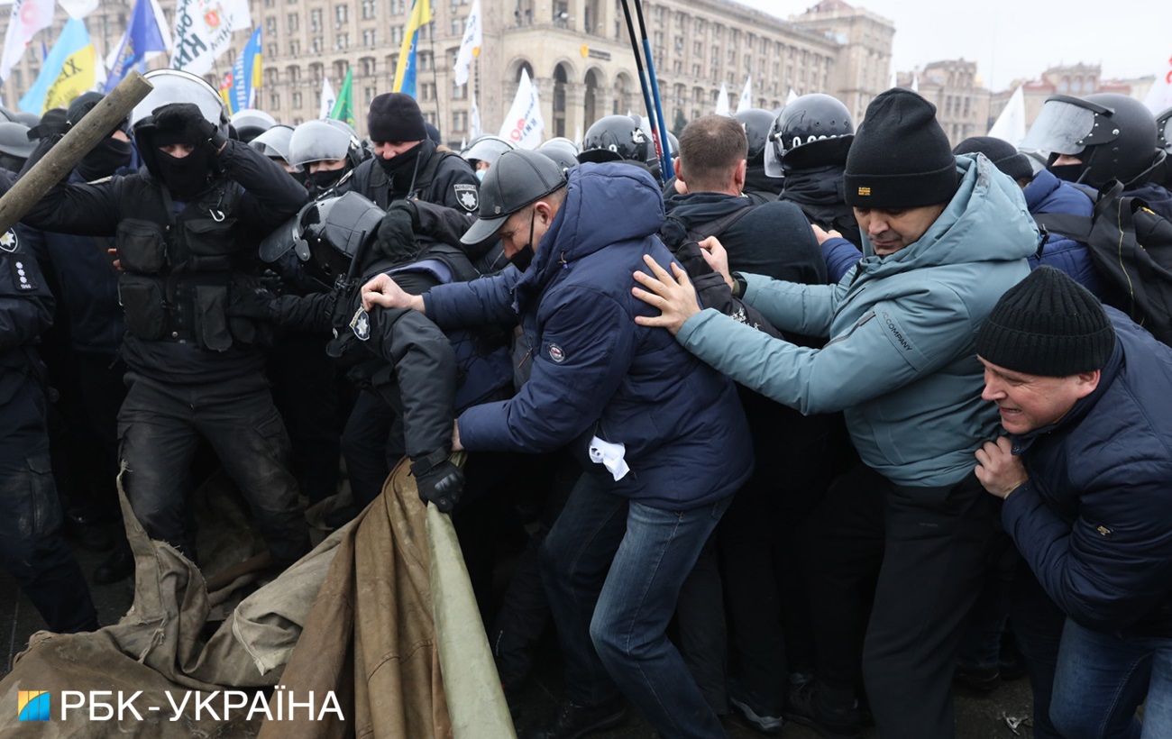 ФОПи встановили намети на Майдані після жорстокої бійки з поліцією (багато фото)