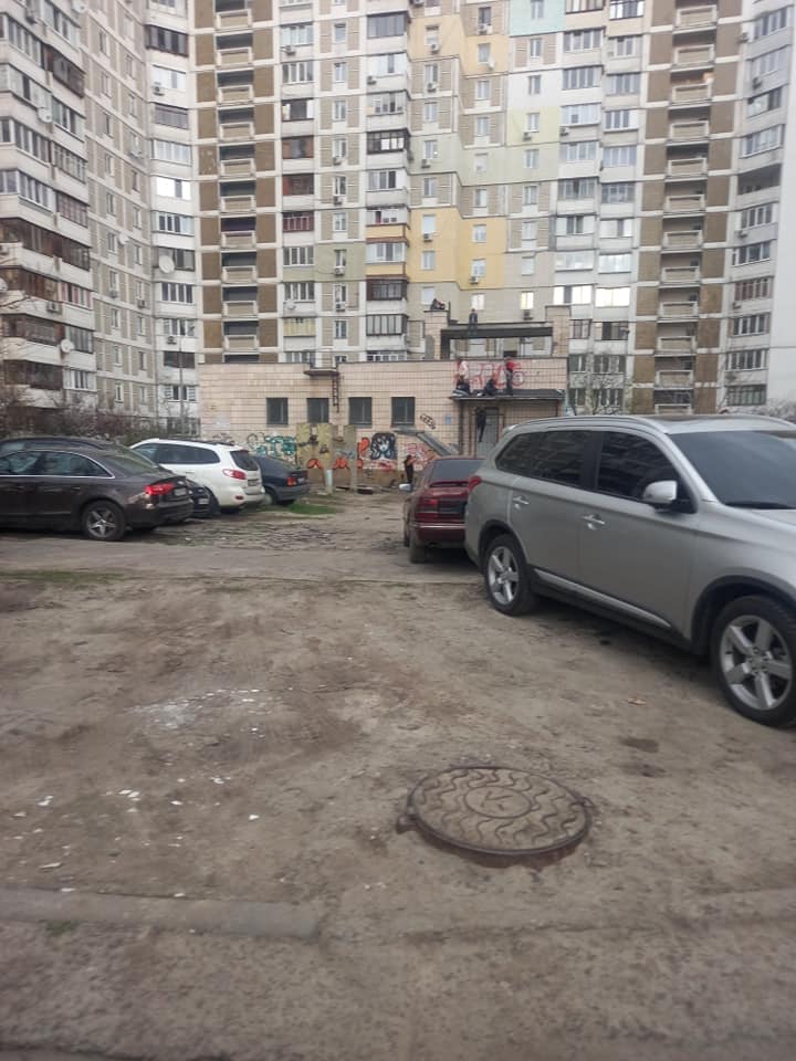 Киевлян разозлили дети, которые лазают по крышам: на замечания посылают (фото)