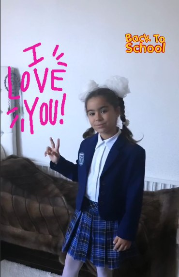 У вузькій спідниці та на підборах: Ані Лорак повела дочку в школу (фото)