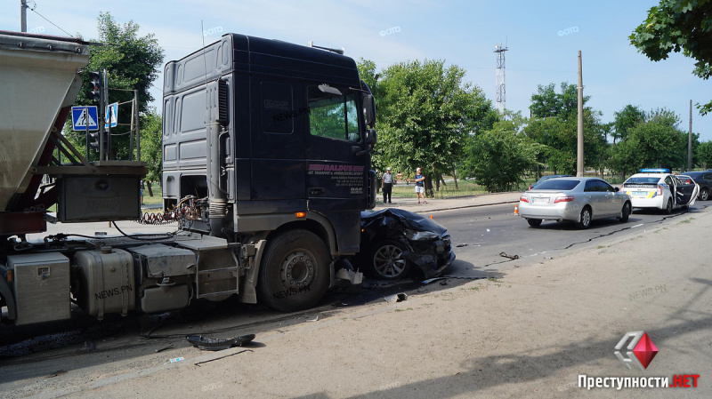 В Николаеве электрокар Tesla столкнулся с грузовиком