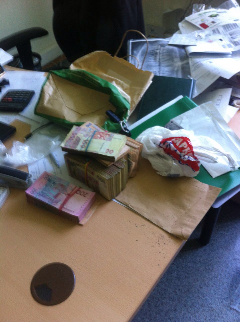 в результате обысков правоохранители изъяли 300 тыс. гривен