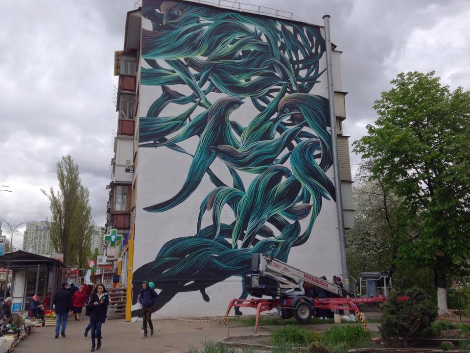 Мурал с кроликами и ласточками в Киеве 