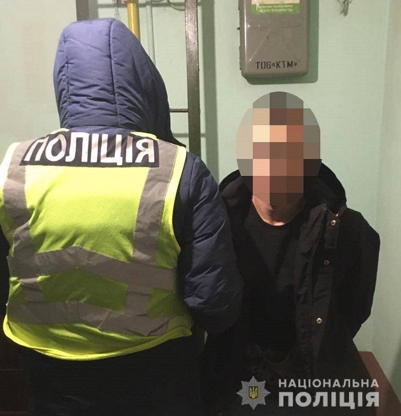 Бил женщин камнем по голове и забирал драгоценности: в Киеве задержали серийного грабителя