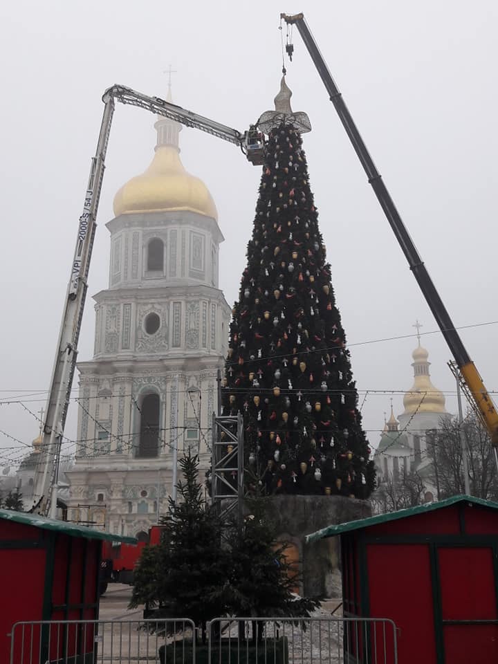 Страсти из-за шляпы: новый поворот в скандале с главной елкой Украины