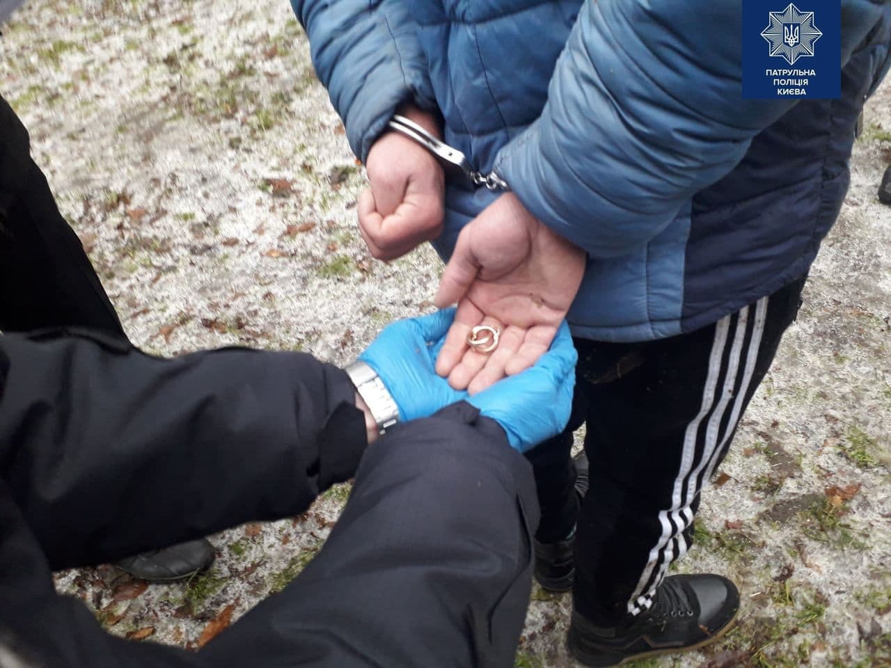 У Києві грабіжник-невдаха зірвав з жінки сережки, послизнувся і впав перед &quot;копами&quot;