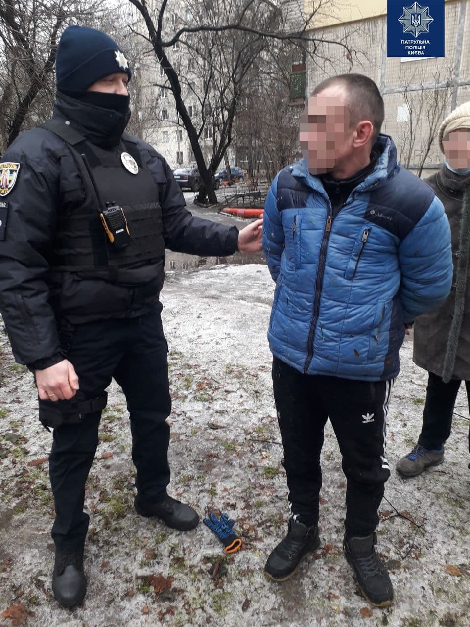 У Києві грабіжник-невдаха зірвав з жінки сережки, послизнувся і впав перед &quot;копами&quot;