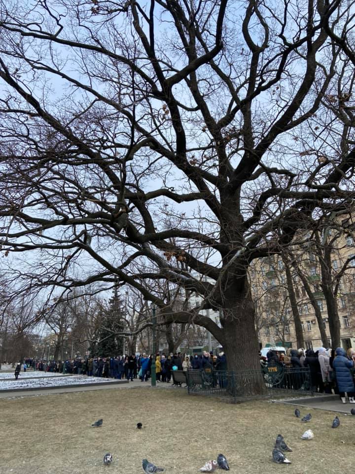 Харків прощається з Кернесом: величезні черги та море квітів (фото)