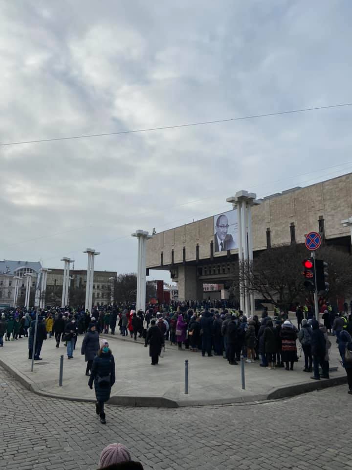 Харків прощається з Кернесом: величезні черги та море квітів (фото)