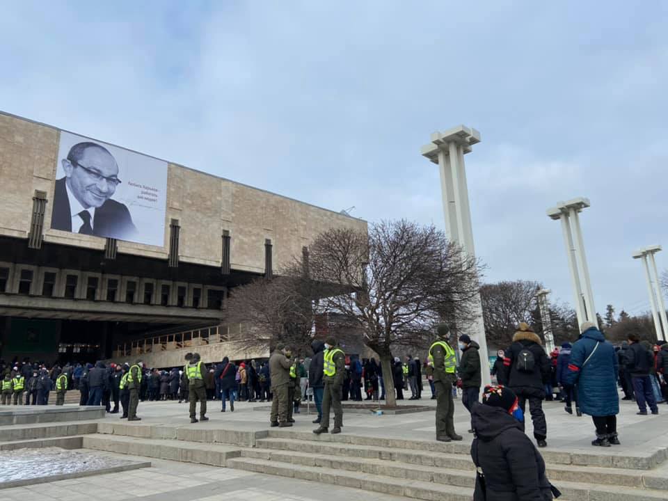 Харків прощається з Кернесом: величезні черги та море квітів (фото)