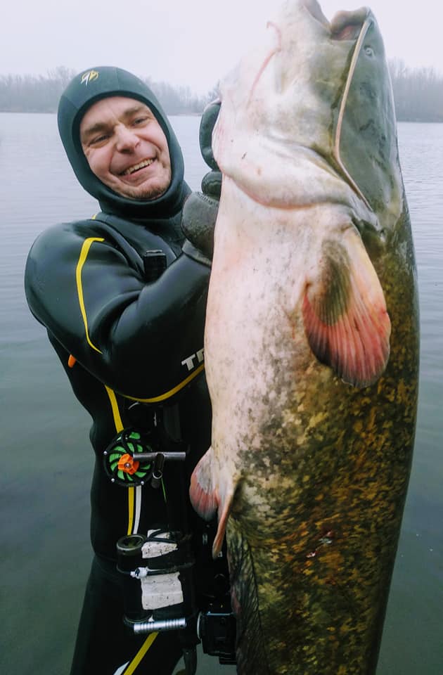В Днепре рыбак поймал гигантского сома: впечатляющее фото
