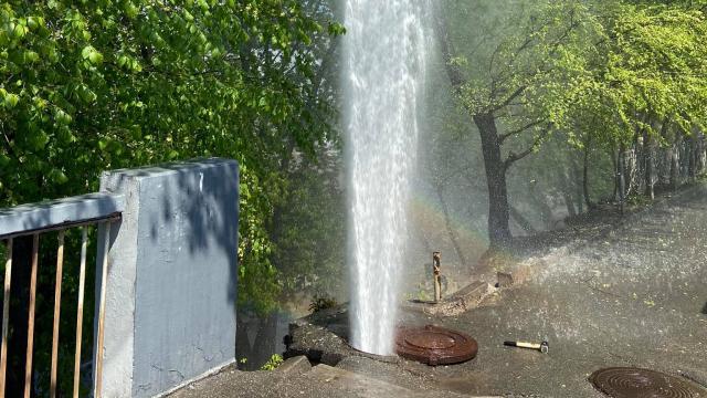 У центрі Києва з-під землі забив величезний гейзер: яскраве відео