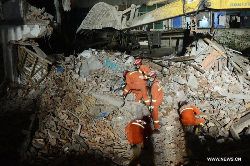 Число жертв обвала домов в Китае достигло 22