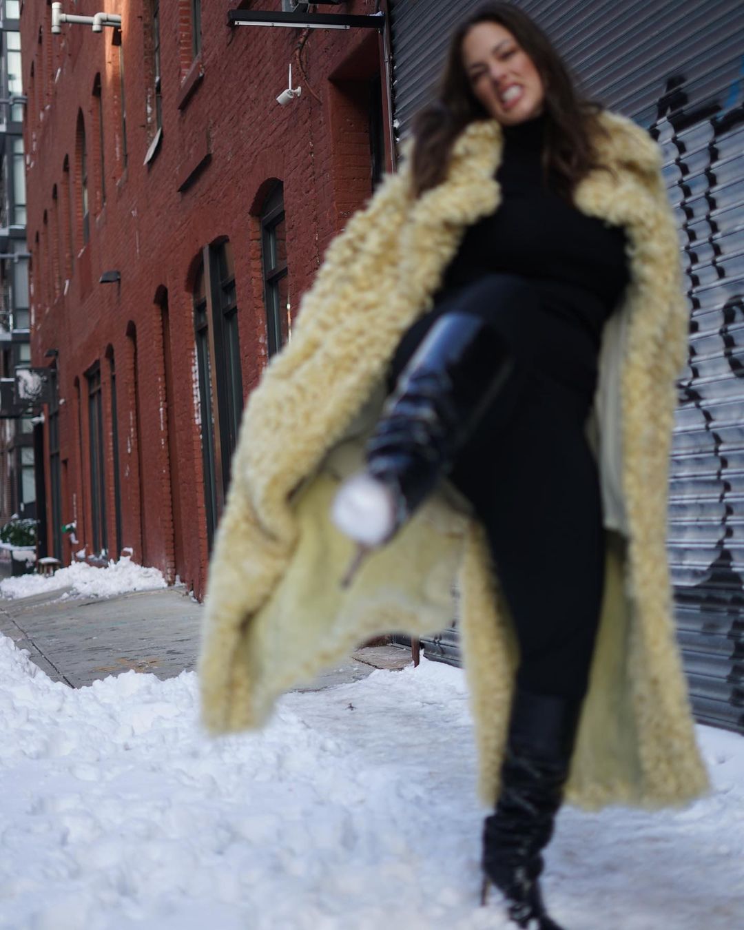 Безупречна с головы до ног: Эшли Грэм в стильном образе покорила роскошным телом