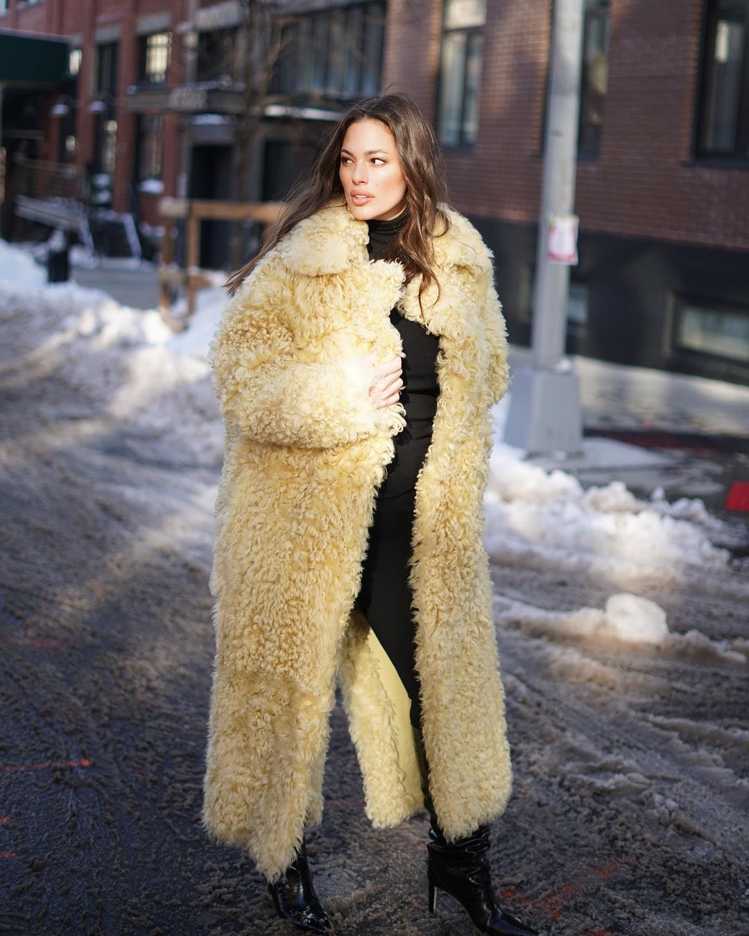 Безупречна с головы до ног: Эшли Грэм в стильном образе покорила роскошным телом