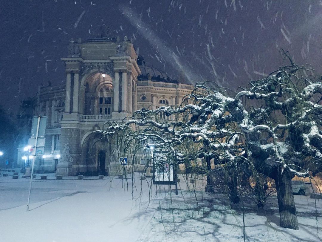 В Украину пришла настоящая зима: Одессу полностью засыпало снегом (фото)