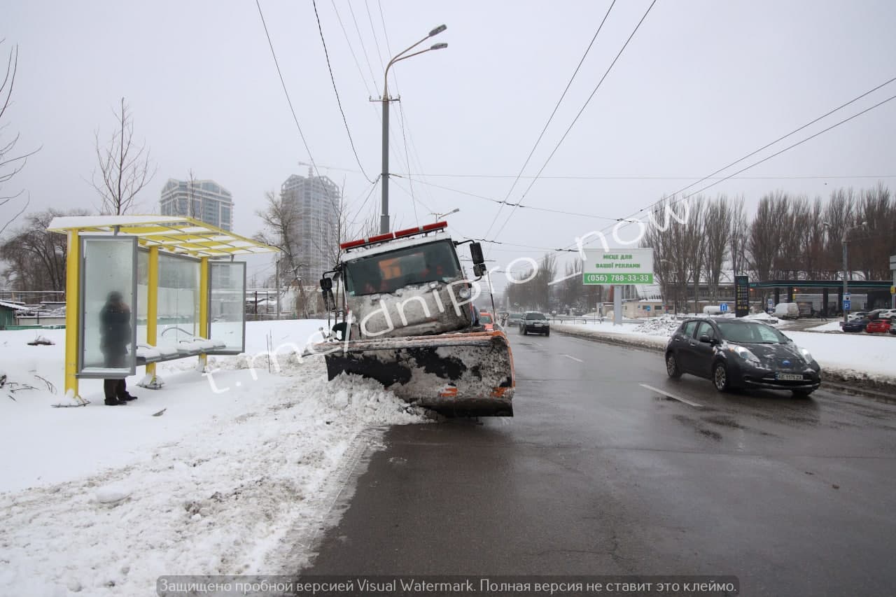 В Днепр на Старый Новый год пришла настоящая зима: снежные барханы и "ловушки" на дорогах (видео и фото)