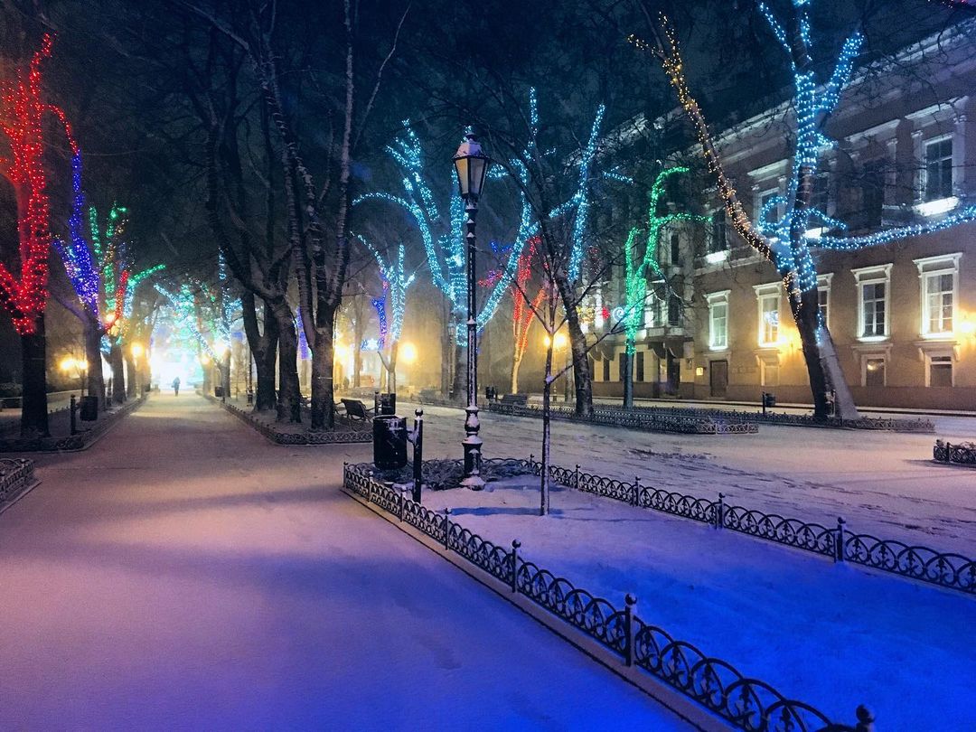 В Украину пришла настоящая зима: Одессу полностью засыпало снегом (фото)