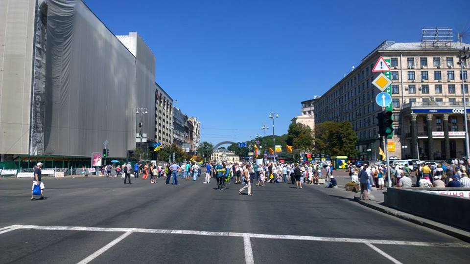 вкладчики митингуют на пересечении Институтской и Крещатика