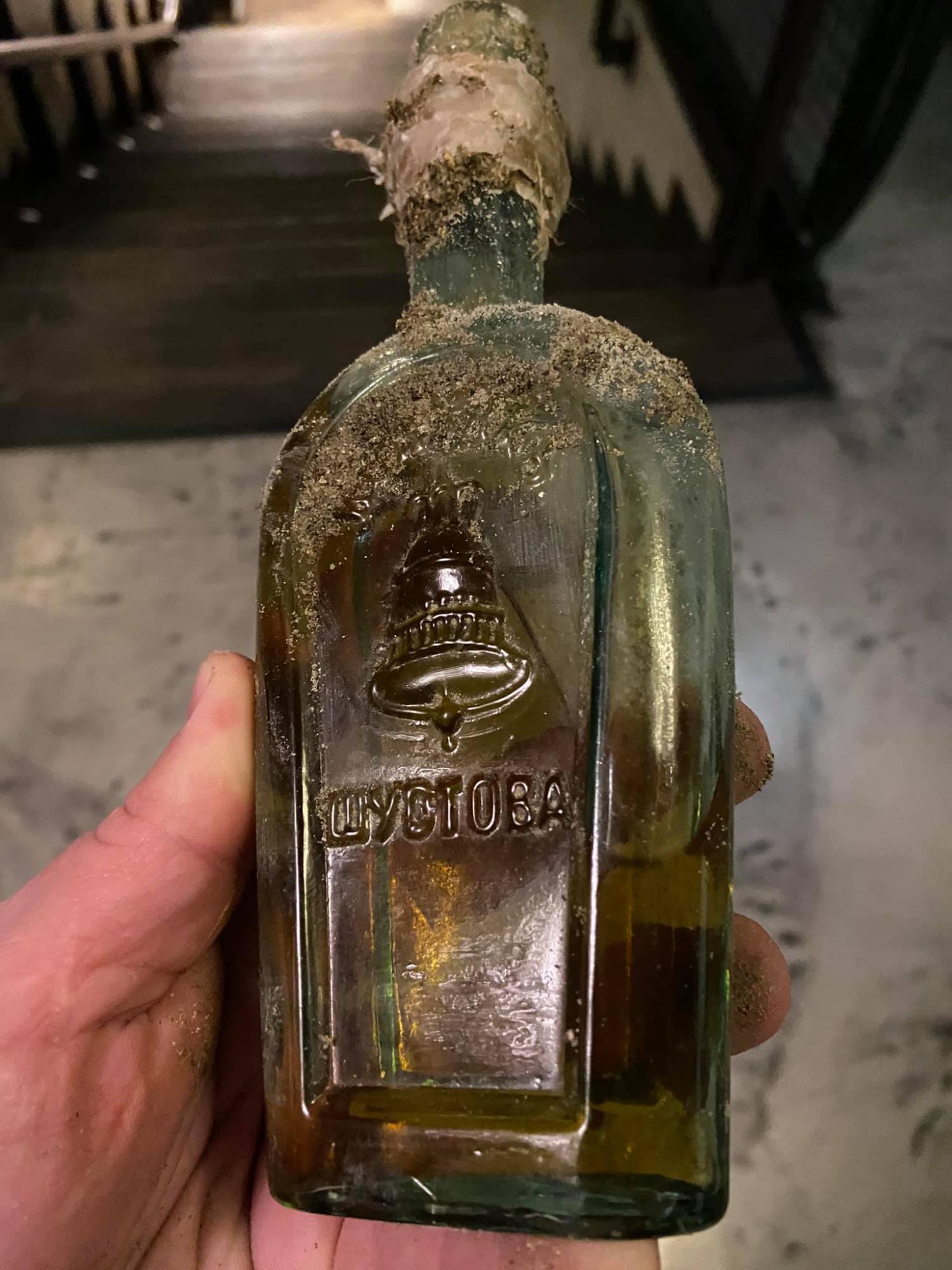 В Одессе обнаружили столетнюю бутылку коньяка, стоимость которой впечатляет