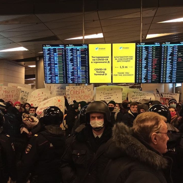 Навальний прилетів до Росії в аеропорту ажіотаж