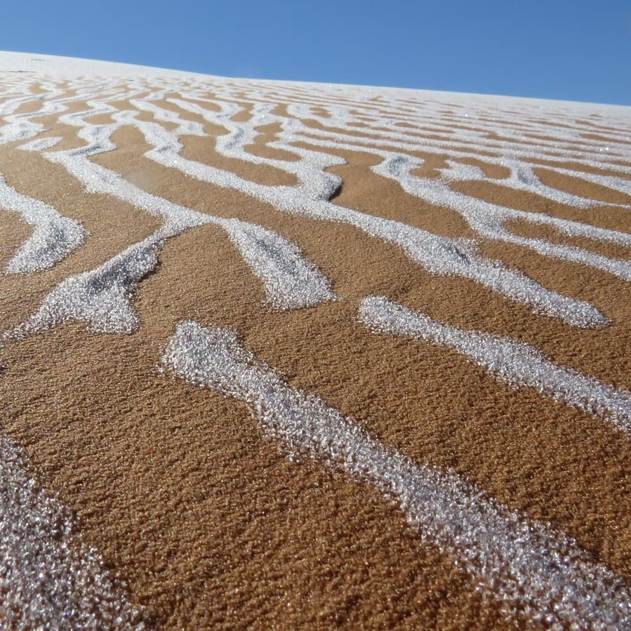 В Сахаре выпал снег: фото и видео из крупнейшей жаркой пустыни