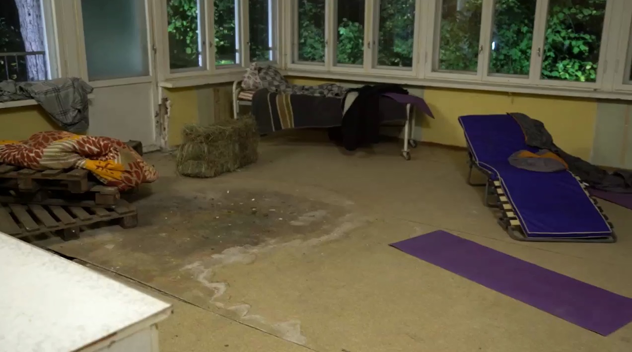 Школа леди? Участниц шоу Від пацанки до панянки 4 поселили в сарае