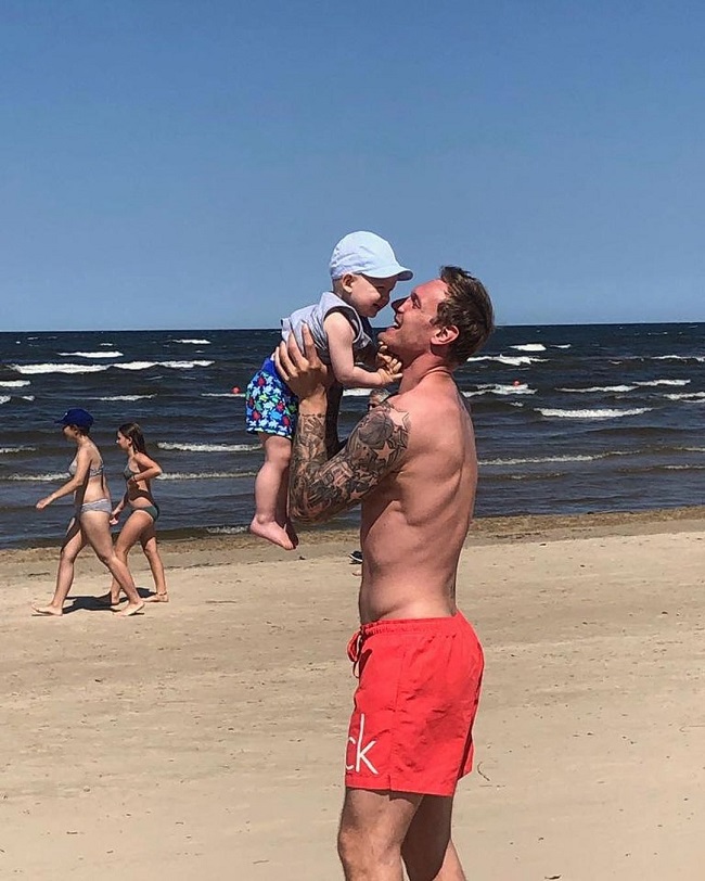 Вигнав дружину і сина з дому: Седокова увела з родини 27-річного спортсмена