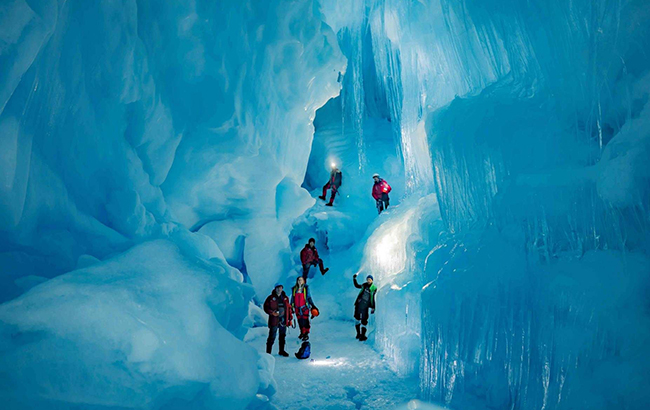 Украинцы нашли в Антарктиде уникальную пещеру. Фото
