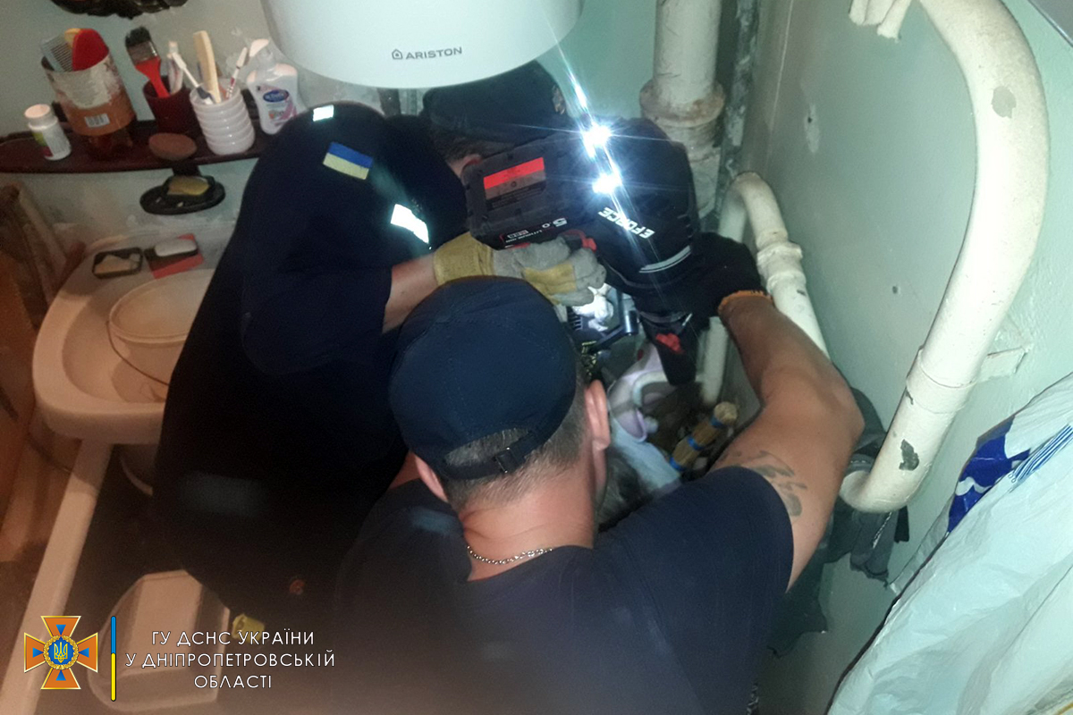 В Днепре женщина стала &quot;заложницей&quot; в туалете: на помощь пришли спасатели