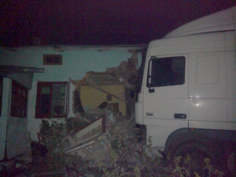 У Львівській області вантажівка протаранила будинок