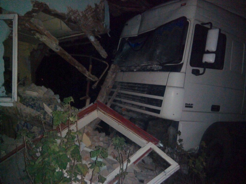 У Львівській області вантажівка протаранила будинок
