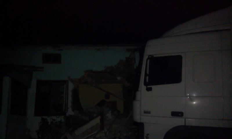 У Львівській області вантажівка протаранила будинок