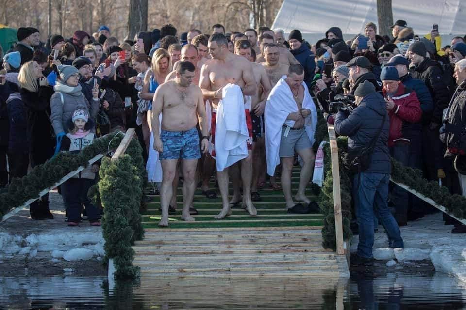 -20 не перешкода: як в Києві на Водохреща люди занурюються у крижану воду (фото)