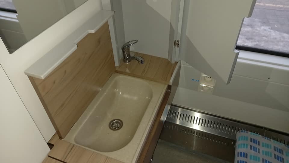 Як виглядають елітні купе в поїздах Укрзалізниці: окремі умивальники і монітори (фото)